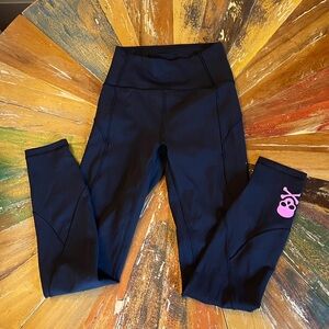 Lululemon black In Motion High-Waisted Leggings with scull decal, size 2 - 25”